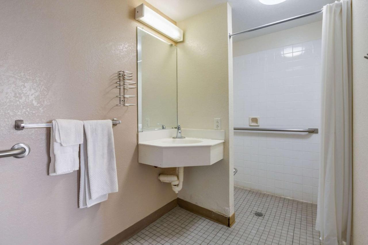 Econo Lodge Inn & Suites Терре-Хот Экстерьер фото