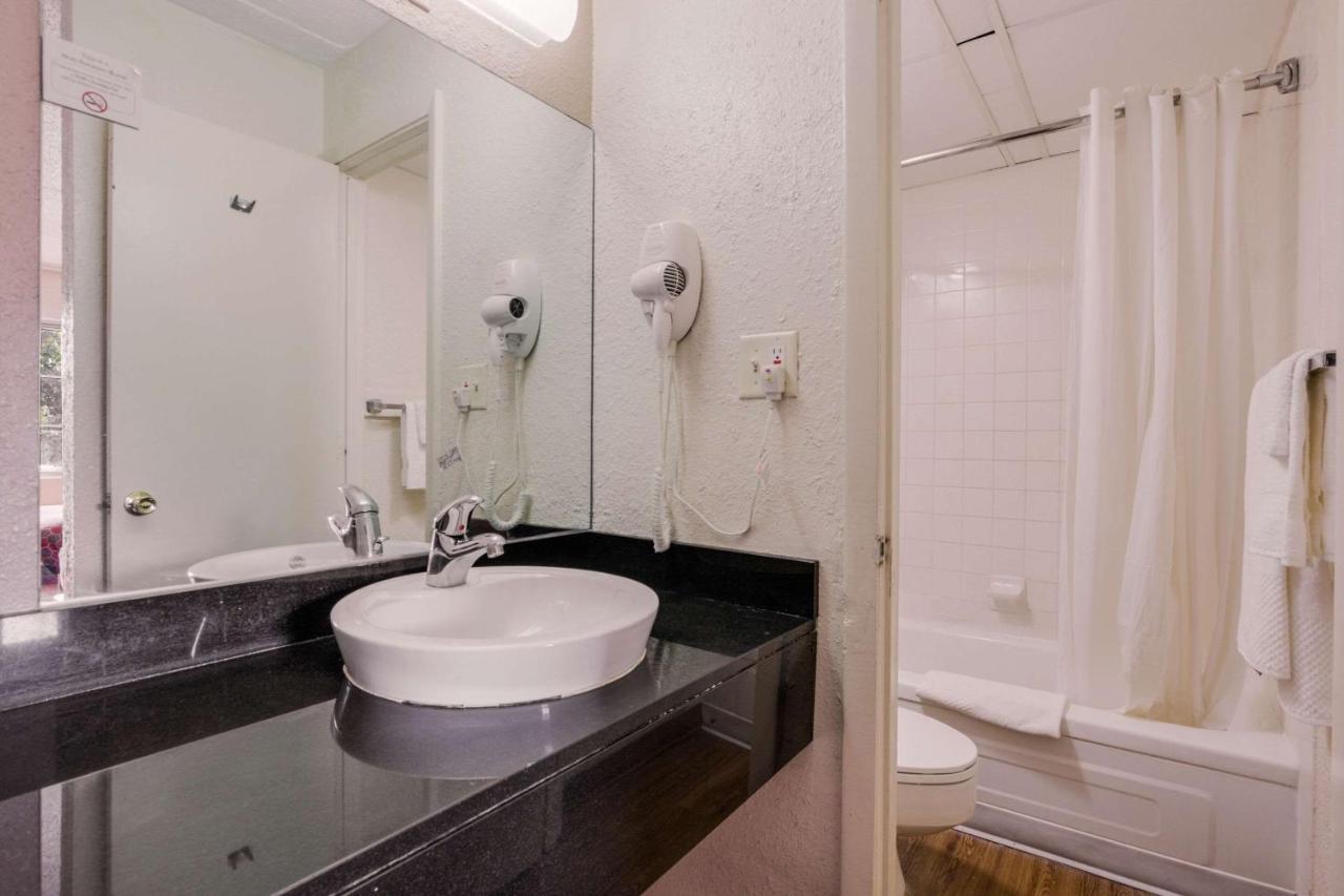 Econo Lodge Inn & Suites Терре-Хот Экстерьер фото